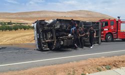 Devrilen Kamyonetteki 2 Kişi Yaralandı