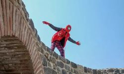 Türkiye'yi gezen "Örümcek Adam" Diyarbakır'da