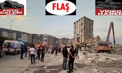 Ağır Hasarlı Bina, Yıkılırken İş Makinesinin Üzerine Devrildi