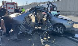 Aydınlatma Direğine Çarpan Otomobildeki 3 Kişi Yaralandı