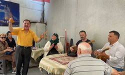 Depremzede kadın çay ocağında "müzikle" moral buluyor