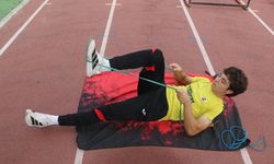 Antrenör annesinin yönlendirmesiyle atletizme başlayan genç, hayalini kurduğu milli formayı giydi