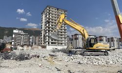 Ağır hasarlı binaların yıkımı sürüyor