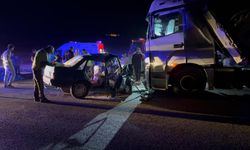 Tır ile otomobilin çarpıştığı kazada 3 kişi öldü