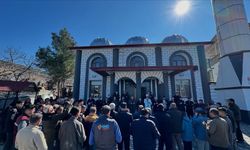 Depremde yıkılan cami yeniden yapılarak ibadete açıldı