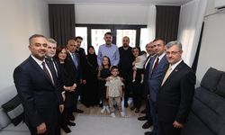 Kurum,  depremzede Çıra ailesini ziyaret etti