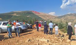 Savaşan Şahinler, Dünyanın En Büyük Türk Bayrağını gösteri uçuşuyla selamladı