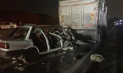 Kamyon ile otomobilin çarpıştığı kazada 3 kişi öldü