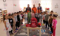 Okul okul gezerek deprem farkındalığı oluşturmaya çalışıyor
