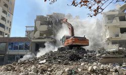 Enkazıaki altınları zimmetine geçirmekle suçlanan sanık hakim karşısında