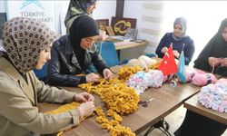 Köy okulundaki öğrencilere atkı örerek terapi oluyor