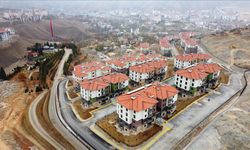 Deprem ve sosyal konutların anahtar teslimi sürüyor