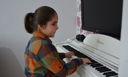 Görme engelli 8 yaşındaki Çınar piyano notalarıyla dünyasını aydınlatıyor