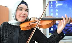 Görme engelli müzik öğretmeni, melodilerle öğrencilerine ilham oluyor