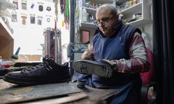 Ayakkabı ustası 40 yıllık mesleğini konteynerde sürdürüyor