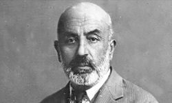 Bir hilal uğruna kalemiyle savaşan şair: Mehmet Akif Ersoy