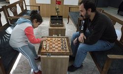 Depremde zarar gören okul sıraları, kültürel figürlü satranç takımına dönüştürüldü