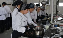 Aşçılık Öğrencileri, Taşımalı Öğrenciler İçin Yemek Çıkartıyor