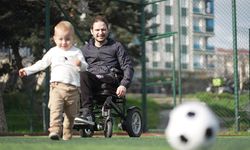 Azerbaycanlı engelli baba, oğluna gözü gibi bakıyor