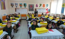 Deprem bölgesinde öğrenciler karne heyecanı yaşadı