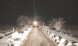 İlçelerde ve Kırsal Mahalle Yollarında da Kar Temizliği İçin Büyükşehir Sahada