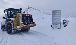 Büyükşehir, Kuzey İlçelerde 48 Araçla Karla Mücadelesini Sürdürüyor