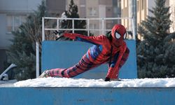 Türkiye'yi gezen "Örümcek Adam" Van'da