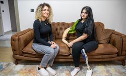 Depremde kolunu ve bacağını kaybeden genç kızın en büyük destekçisi yengesi