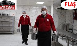 Depremzede aşçı Bayburt'ta Kızılaya gönüllü destek sunuyor