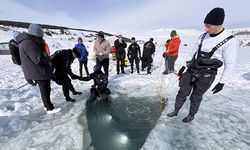 Dondurucu soğukta buzla kaplı Çıldır Gölü'ne daldı