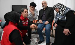 Depremzede Ensar Taşhan ve ailesi, kendilerini hayata bağlayan Kızılay ekibiyle buluştu