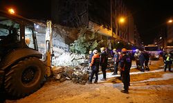 Kadın ve Çocuğun Yıkılan Binanın Toz Bulutundan Kaçması Güvenlik Kamerasında