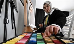 Depremin ardından kurduğu yeni yaşamında resimle hayata tutundu