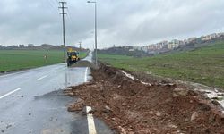 Büyükşehir, Sağanak Yağışların Vurduğu Kırsal Mahalle Yollarında da Görev Başında