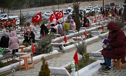 Depremlerde Yakınlarını Kaybedenler Kabirleri Ziyaret Ediyor