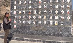 Depremde iki çocuğunu kaybeden muhtar, 66 kişi anısına anıt yaptırdı