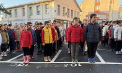 Okullarda 6 Şubat için saygı duruşunda bulunuldu