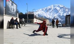 Türkiye'yi gezen "Örümcek Adam" Hakkari'ye geldi