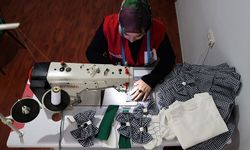 Depremzede anne, Türk Kızılay gönüllüsü olarak kız çocuklarına bayramlık dikti