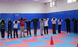 Depremzede ilkokul öğrencileri, farklı spor dallarıyla tanışıyor