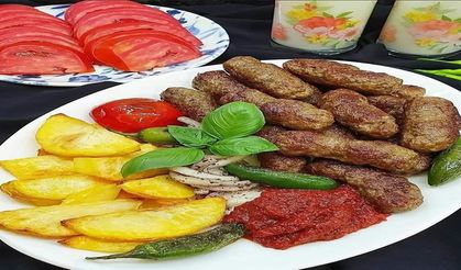 Özel Sosuyla Tekirdağ Köfte Nasıl Yapılır?
