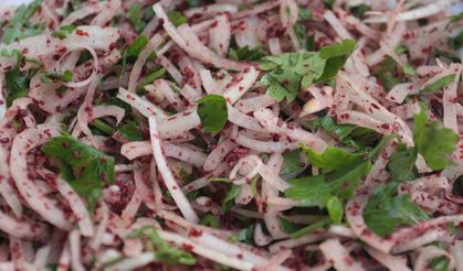 Sumaklı Soğan Salatası