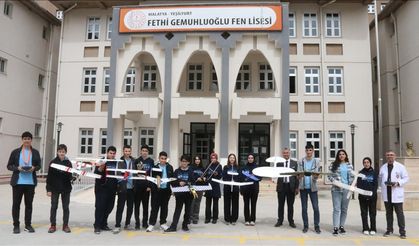 Model uçak yapan depremzede liseliler TEKNOFEST’e hazırlanıyor
