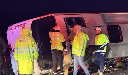 Göçmenleri Taşıyan Minibüs Devrildi, 1 Kişi Ölü, 22 Kişi Yaralandı