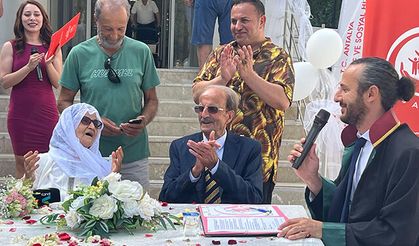 Depremzede çift, 70. yılda huzurevinde nikah tazeledi