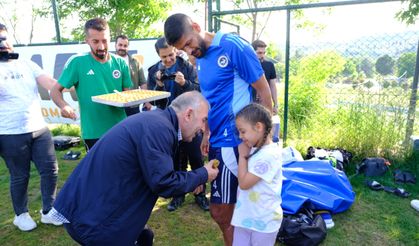 KTB Başkanı Narlı,  İstiklalspor’a tatlı ikram etti