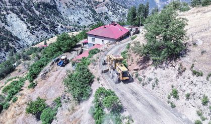 Büyükşehir Ekinözü Grup Yollarında Çalışıyor