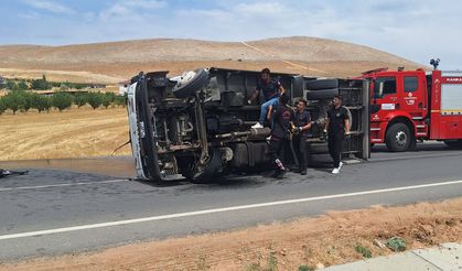 Devrilen Kamyonetteki 2 Kişi Yaralandı