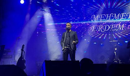 Ağustos Fuarı'nda şarkıcı Mehmet Erdem sahne aldı