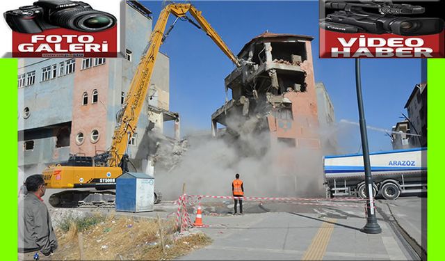 Ağır hasarlı binaların kontrollü yıkımı devam ediyor